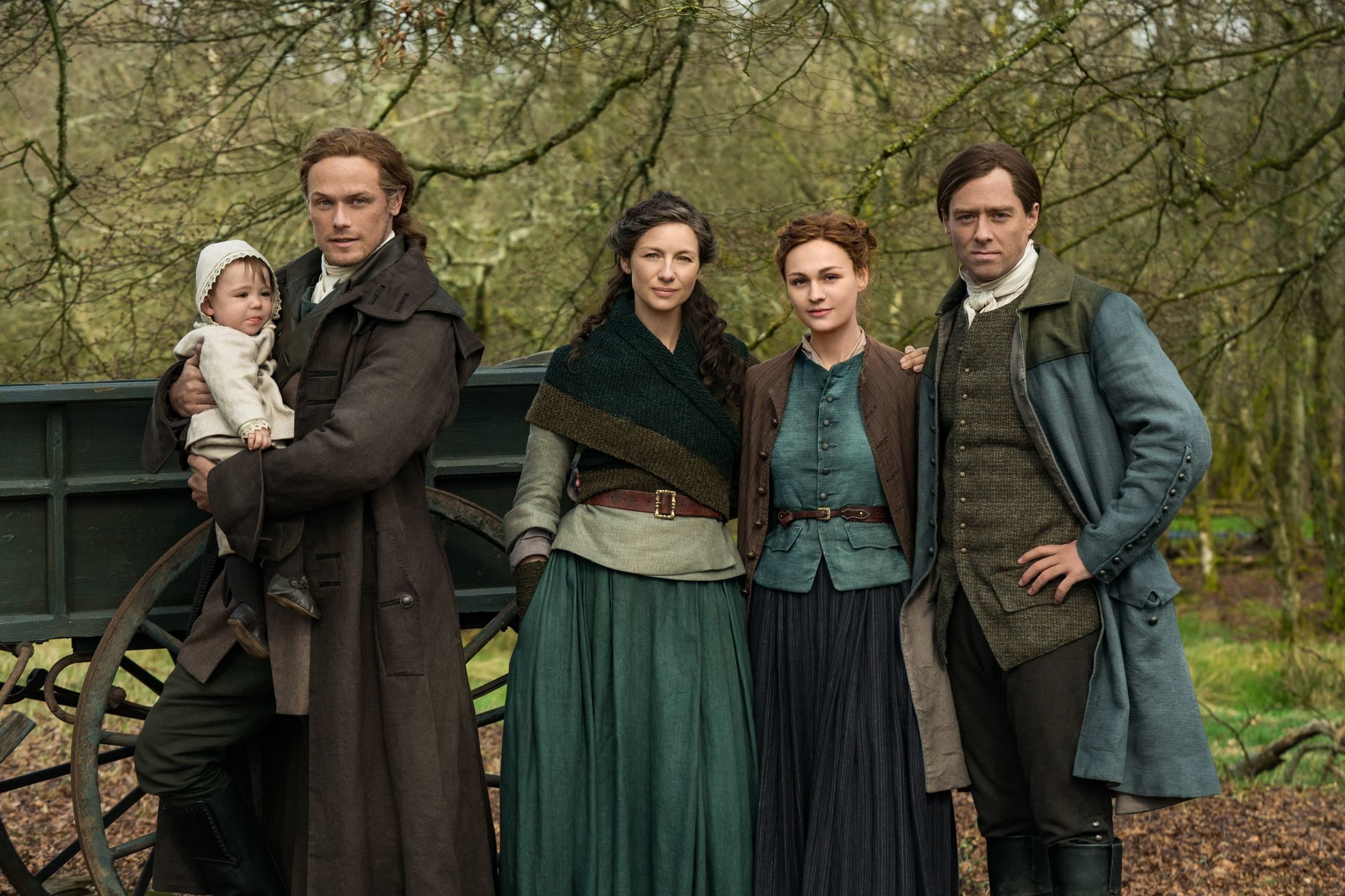 outlander-season-5-family-picture-1576604390 - Outlander Cast.
