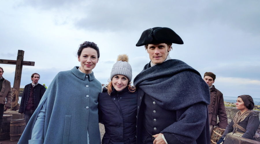 oulander photogprapher aimee spinks with caitriona balfe and sam heughan